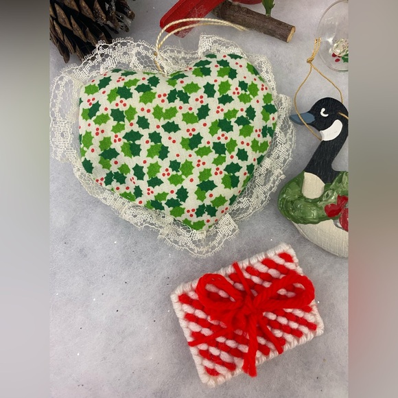 Vintage Christmas Tree Ornaments Decor Lot Cardinal Goose Bells Heart Presents - Picture 3 of 8